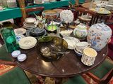 de nombreux types de vases et de bols sur la table