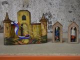 un petit château miniature surmonté d'un drapeau