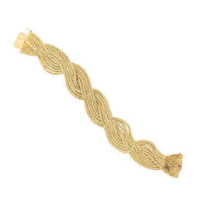 un bracelet en or avec un motif tressé