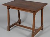 une vieille table en bois avec un plateau en bois sur fond gris