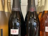 plusieurs bouteilles de vin sont alignées sur un comptoir