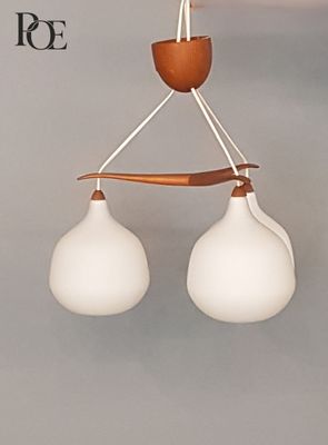 trois lampes suspendues au plafond dans une pièce