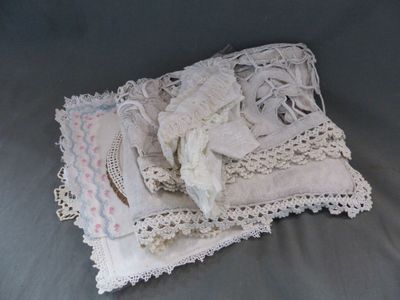 un tas de vieilles dentelles et de vieux linge de maison sur un lit