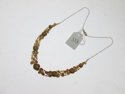 gros plan d'un collier sur une surface blanche avec une étiquette de prix