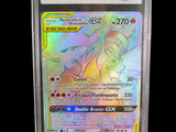 gros plan d'une carte pokemon dans un étui en plastique