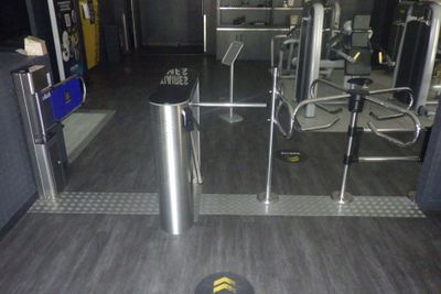 un skateboard posé par terre dans la salle de sport