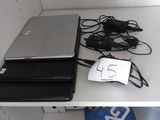 deux ordinateurs portables et une souris posés sur un bureau