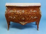 une commode avec un plateau en marbre sur fond bleu