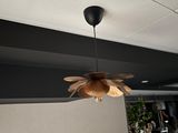une lampe suspendue au plafond d'une pièce