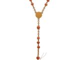 un collier de chapelet avec une croix suspendue à une chaîne