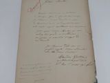 un vieux morceau de papier avec une écriture dessus, posé sur une table