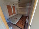 un petit lit dans un coin d'une petite chambre
