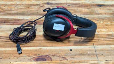 un casque posé sur une table en bois