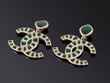 une paire de boucles d'oreilles Chanel ornées de pierres vertes et blanches