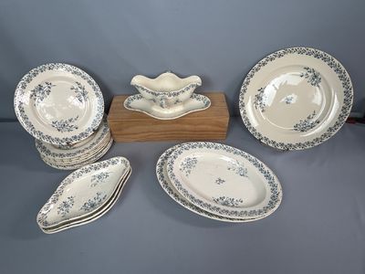 un ensemble d'assiettes et de bols bleus et blancs posés sur un support en bois
