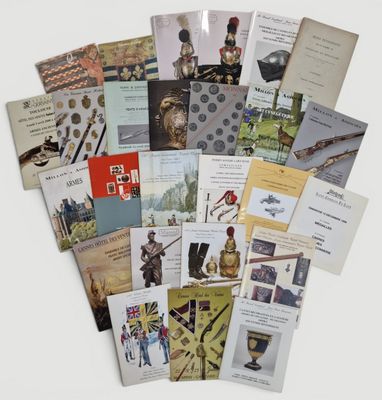 un lot de cartes posées sur une table