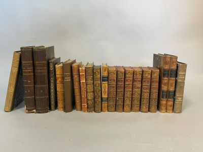 un tas de vieux livres empilés les uns sur les autres sur une table