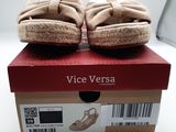 une paire de chaussures pour femme posée sur une boîte à chaussures