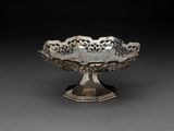 une assiette en argent antique avec un motif de fleur