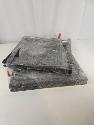 deux sacs en plastique posés sur une table blanche