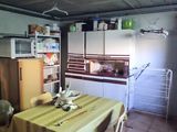 une table recouverte d'une nappe jaune dans une cuisine