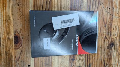 une boîte de casques posée sur une table en bois