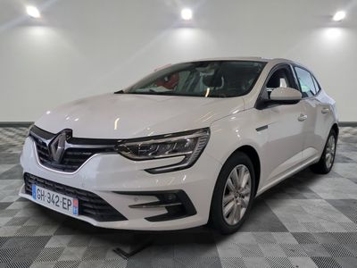la voiture blanche est garée sur un sol en damier dans le garage
