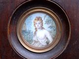 l'image d'une femme représentée dans un tableau monté sur un châssis en bois