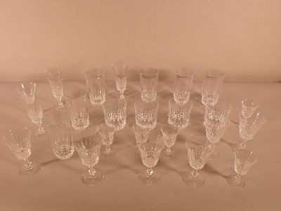 un grand nombre de verres à vin vides posés sur une table