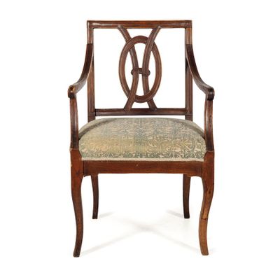 une image représentant une chaise en bois dont l'assise est rembourrée et ornée d'un motif