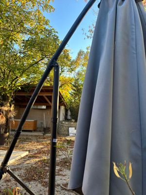un parapluie bleu qui se trouve dehors, au soleil
