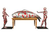 une sculpture représentant un poisson posée sur une table à côté d'une silhouette humaine
