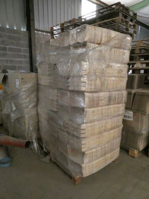une grande pile de cartons entreposée dans un entrepôt