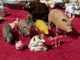 de nombreuses petites figurines d'animaux posées sur une table rouge