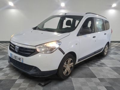la photo d'une petite voiture blanche garée dans un garage