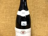 une bouteille de vin posée sur une table