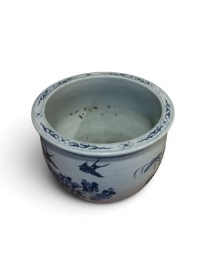 un bol bleu et blanc orné d'un motif représentant un oiseau