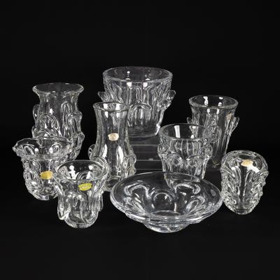 un grand nombre de vases en verre posés sur une table