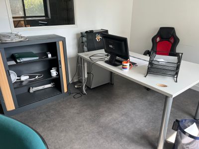 un bureau avec une chaise et un ordinateur dessus