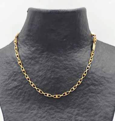 un collier à chaîne en or sur un mannequin mannequin mannequin mannequin mannequin mannequin mannequin mannequin mannequin mannequin