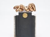 un gros plan sur une sculpture représentant une personne allongée sur un livre