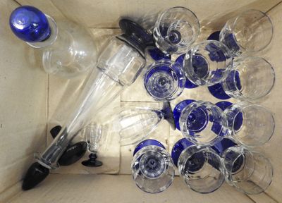 de nombreux verres à vin vides et une bouteille dans une boîte