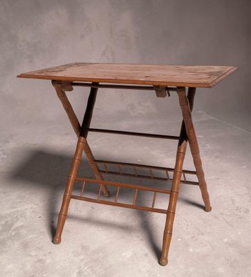 une vieille table en bois avec un porte-revues en dessous