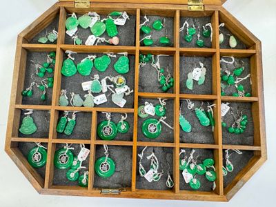 Fort ensemble d'environ 24 paires de boucles d'oreilles et 8…