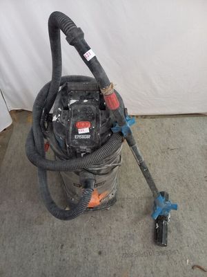 une photo d'un aspirateur posé par terre