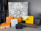 un assortiment de portefeuilles Louis Vuitton et d'autres articles posés sur une table