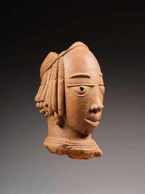 un gros plan sur une sculpture en argile représentant la tête d'une femme