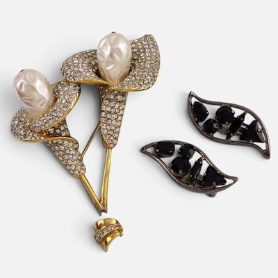 deux broches noires et blanches ornées de perles