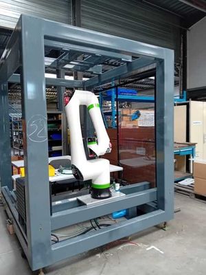 un robot assis au milieu d'une pièce