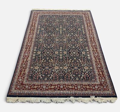 un tapis noir et rouge à franges sur fond blanc